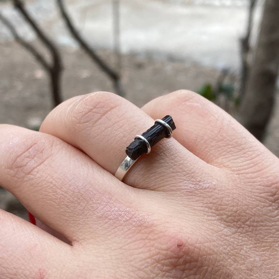 Black Tourmaline Raw Ring - Minimal Style